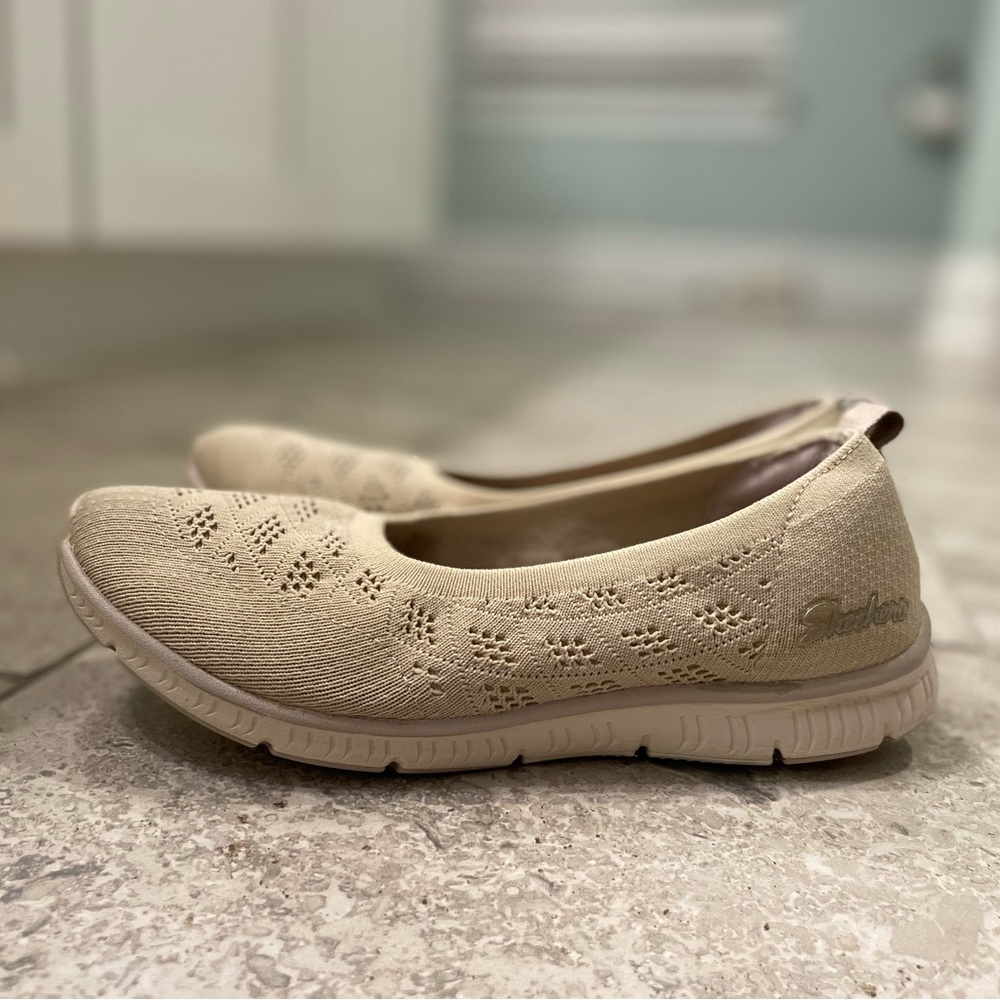 Skechers flats in excellent condition